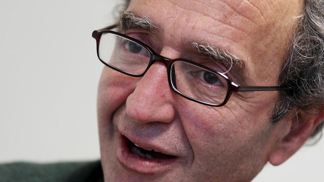 Nahaufnahme von Akhanlis Gesicht, er redet vor einer weißen Wand. Nahaufnahme von Akhanlis Gesicht, er redet vor einer weißen Wand.