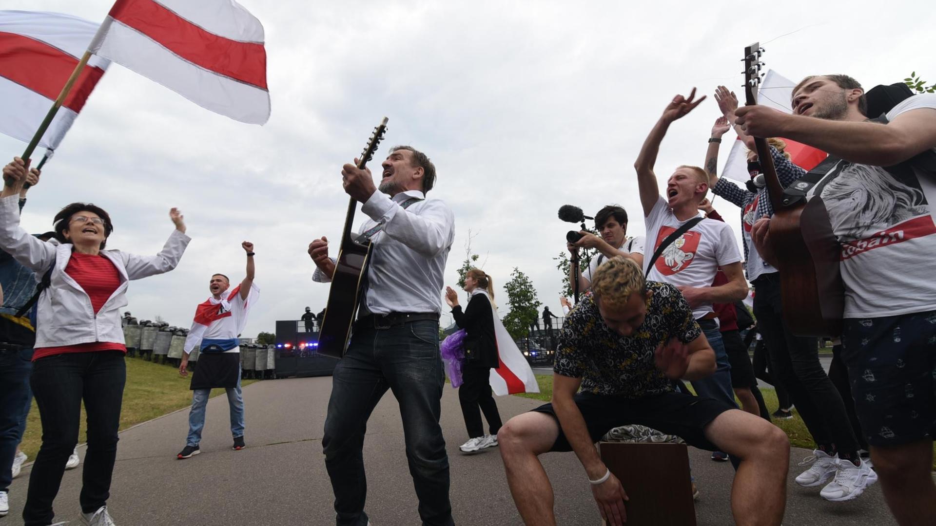Menschen protestieren friedlich mit Musik und Gesang in Minsk, Belarus am 23. August 2020. Menschen protestieren friedlich mit Musik und Gesang in Minsk, Belarus am 23. August 2020.