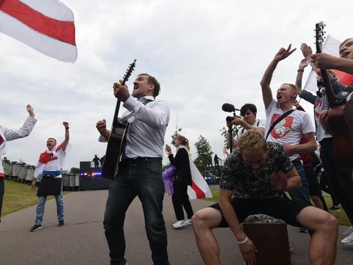 Menschen protestieren friedlich mit Musik und Gesang in Minsk, Belarus am 23. August 2020.