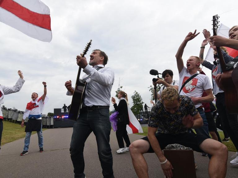 Menschen protestieren friedlich mit Musik und Gesang in Minsk, Belarus am 23. August 2020.