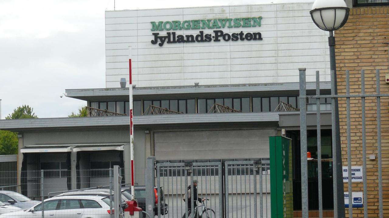 Auf dem Redaktionsgebäude im dänischen Aarhus ist der Schriftzug "Morgenavisen Jyllands-Posten" zu lesen.