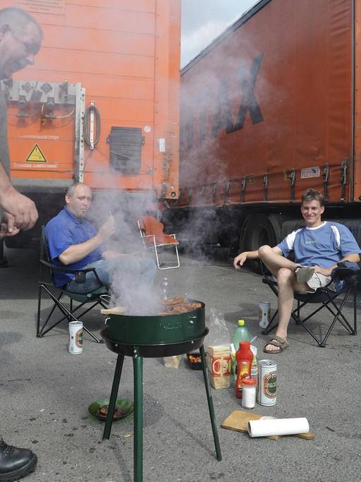 Tschechische LKW-Fahrer nutzten das Sonn- und Feiertagsfahrverbot für Lastkraftwagen auf deutschen Autobahnen zu einem Grillnachmittag