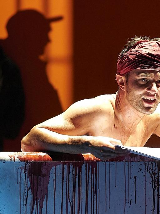 MARAT/SADE von Peter Weiss Premiere am 27. September 2018 im Residenztheater Regie Tina Lanik Bühne + Kostüme Stefan Hageneier Musik Cornelius Borgolte Licht Gerrit Jurda Dramaturgie Andrea Koschwitz mit Michele Cuciuffo (Ausrufer), Pauline Fusban (Simonne Evrard), Thomas Grässle (Duperret), Lilith Hässle (Charlotte Corday), Thomas Lettow (Jaques Roux), Joachim Nimtz (Chor), Wolfram Rupperti (Chor), Götz Schulte (Chor), Charlotte Schwab (Marquis de Sade), Nils Strunk (Jean Paul Marat) v.l. Thomas Lettow, Nils Strunk