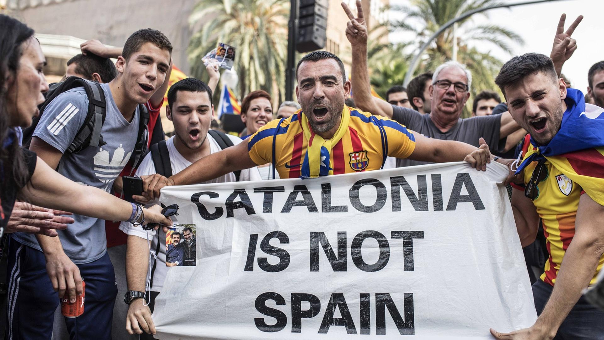 Befürworter der katalanischen Unabhängigkeit demonstrieren am 27. Oktober 2017 in Barcelona. Befürworter der katalanischen Unabhängigkeit demonstrieren am 27. Oktober 2017 in Barcelona.