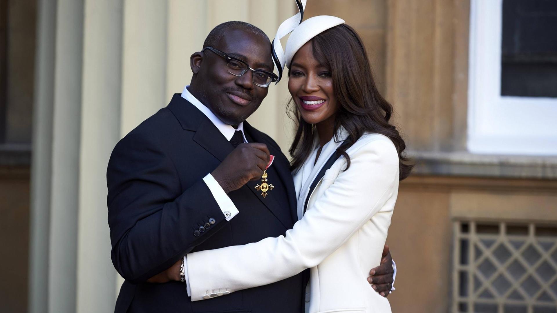 Edward Enninful, nachdem er mit dem Verdienstorden des britischen Empires ausgezeichnet wurde, gemeinsam mit dem Model Naomi Campbell am Buckingham Palace in London. Edward Enninful, nachdem er mit dem Verdienstorden des britischen Empires ausgezeichnet wurde, gemeinsam mit dem Model Naomi Campbell am Buckingham Palace in London.