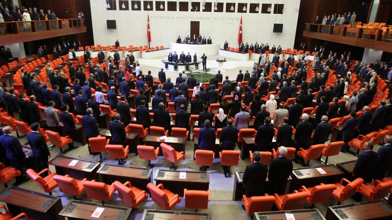Sondersitzung des türkischen Parlaments in Ankara nach dem gescheiterten Putsch