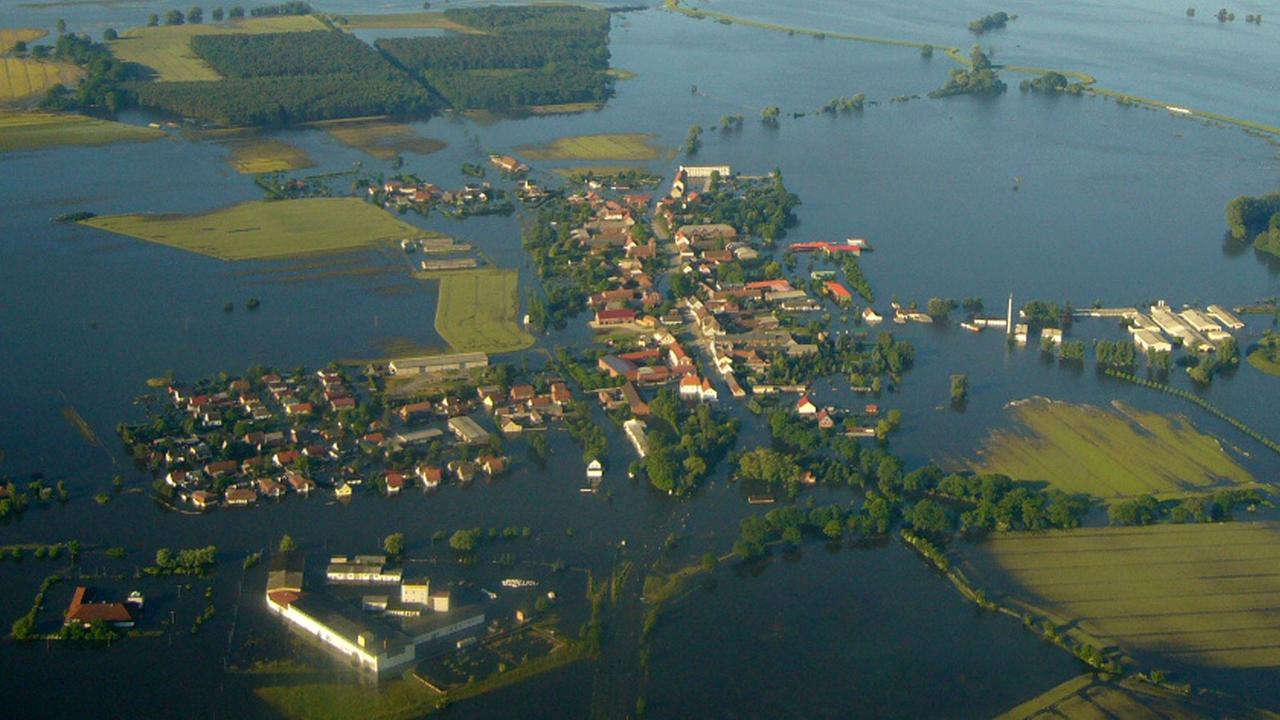 Die Übersicht zeigt am 15.06.2013 die überflutete Ortschaft Fischbeck (Sachsen-Anhalt). Mit einer außergewöhnlichen Sprengaktion soll ein Loch in einem Elbdeich in Sachsen-Anhalt gestopft werden.