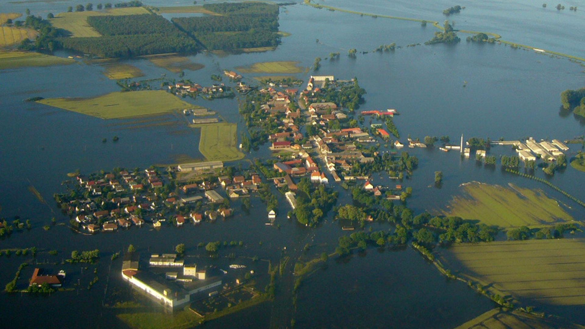 Die Übersicht zeigt am 15.06.2013 die überflutete Ortschaft Fischbeck (Sachsen-Anhalt). Mit einer außergewöhnlichen Sprengaktion soll ein Loch in einem Elbdeich in Sachsen-Anhalt gestopft werden. Die Übersicht zeigt am 15.06.2013 die überflutete Ortschaft Fischbeck (Sachsen-Anhalt). Mit einer außergewöhnlichen Sprengaktion soll ein Loch in einem Elbdeich in Sachsen-Anhalt gestopft werden.