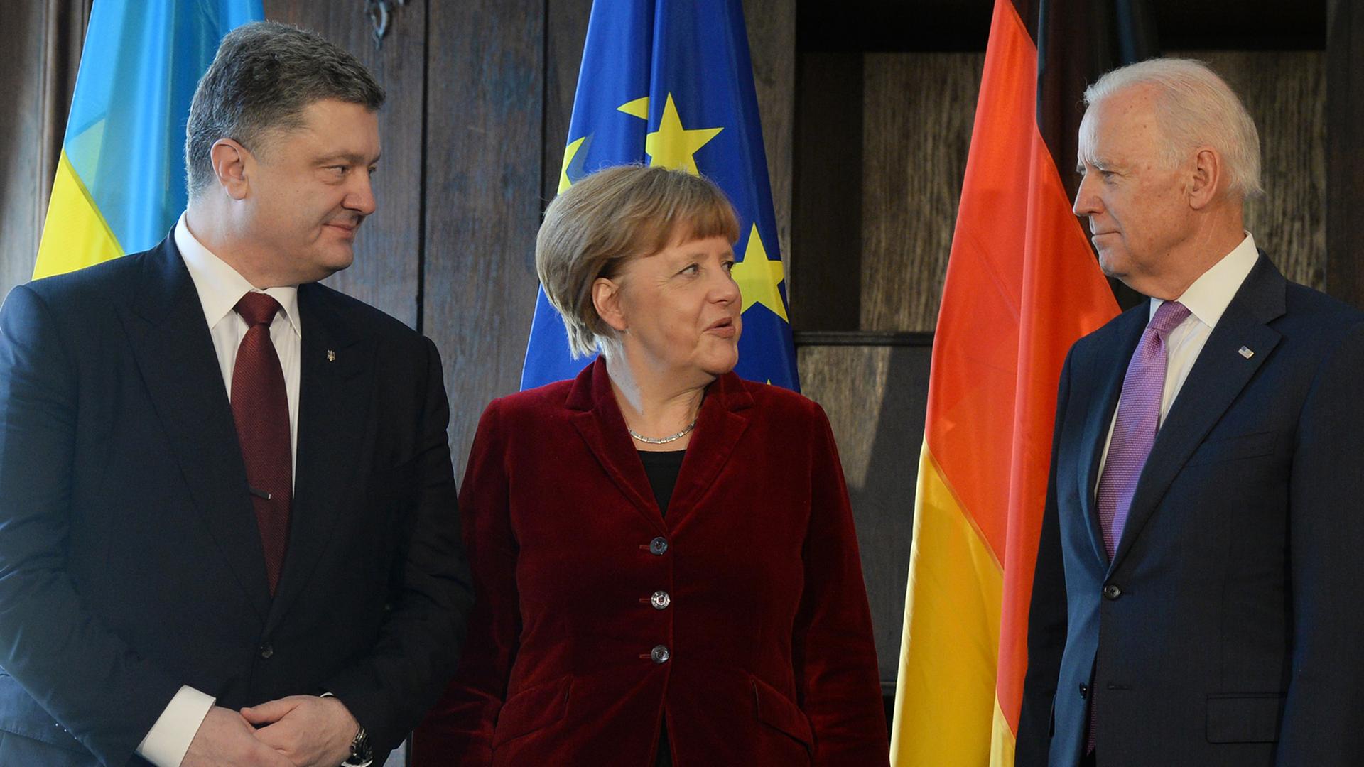 Der ukrainische Präsident Petro Poroschenko, Bundeskanzlerin Angela Merkel und US-Vizepräsident Joe Biden stehen nebeneinander.
