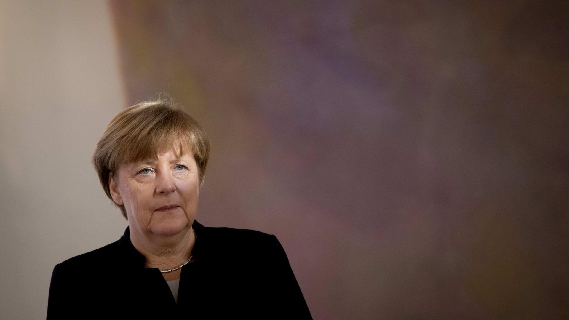 Bundeskanzlerin Angela Merkel (CDU) beobachtet am 27.01.2017 in Berlin im Schloss Bellevue die Ernennung und Entlassung ihrer Kabinettsmitglieder. Bundeskanzlerin Angela Merkel (CDU) beobachtet am 27.01.2017 in Berlin im Schloss Bellevue die Ernennung und Entlassung ihrer Kabinettsmitglieder.