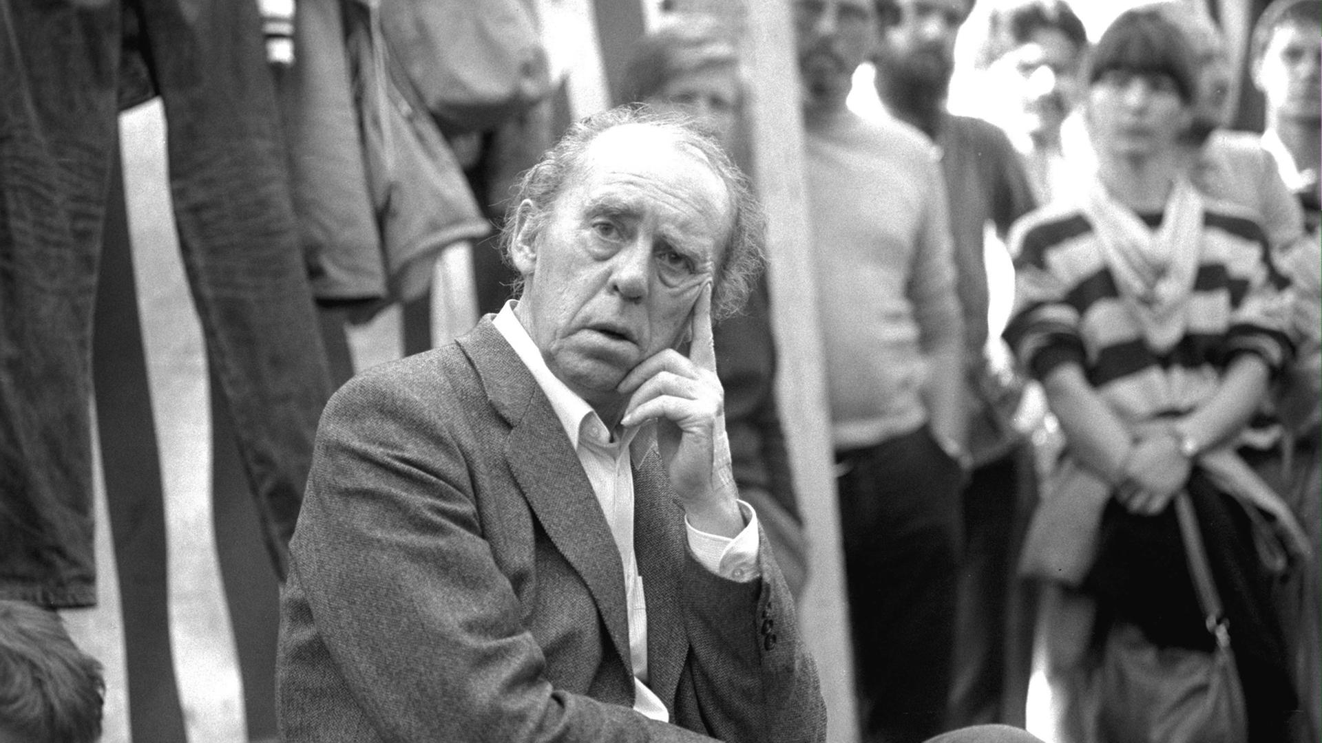 Heinrich Böll 1983 bei einer friedlichen Sitzblockade gegen die Pershing-2-Depots der USA in Mutlangen in Baden-Württemberg Heinrich Böll 1983 bei einer friedlichen Sitzblockade gegen die Pershing-2-Depots der USA in Mutlangen in Baden-Württemberg