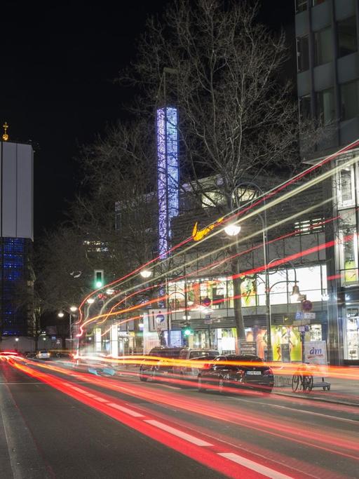 Die Lichter der Fahrzeuge auf dem Kurfürstendamm sind am 27.02.2017 in Berlin bei der Langzeitbelichtung als bunte Streifen zu sehen. Nach den lebenslangen Gefängnisstrafen für die beiden Kudamm-Raser, die bei einem illegalen Autorennen auf dem Kurfürstendamm einen Mann bei einem Zusammenstoß getötet hatten, wird bundesweit über das Urteil diskutiert. Foto: Paul Zinken/dpa | Verwendung weltweit