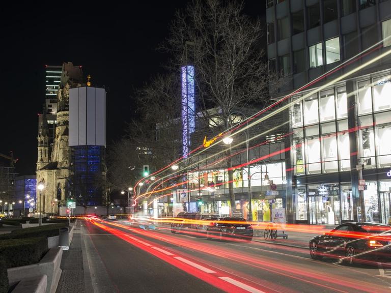 Die Lichter der Fahrzeuge auf dem Kurfürstendamm sind am 27.02.2017 in Berlin bei der Langzeitbelichtung als bunte Streifen zu sehen. Nach den lebenslangen Gefängnisstrafen für die beiden Kudamm-Raser, die bei einem illegalen Autorennen auf dem Kurfürstendamm einen Mann bei einem Zusammenstoß getötet hatten, wird bundesweit über das Urteil diskutiert. Foto: Paul Zinken/dpa | Verwendung weltweit