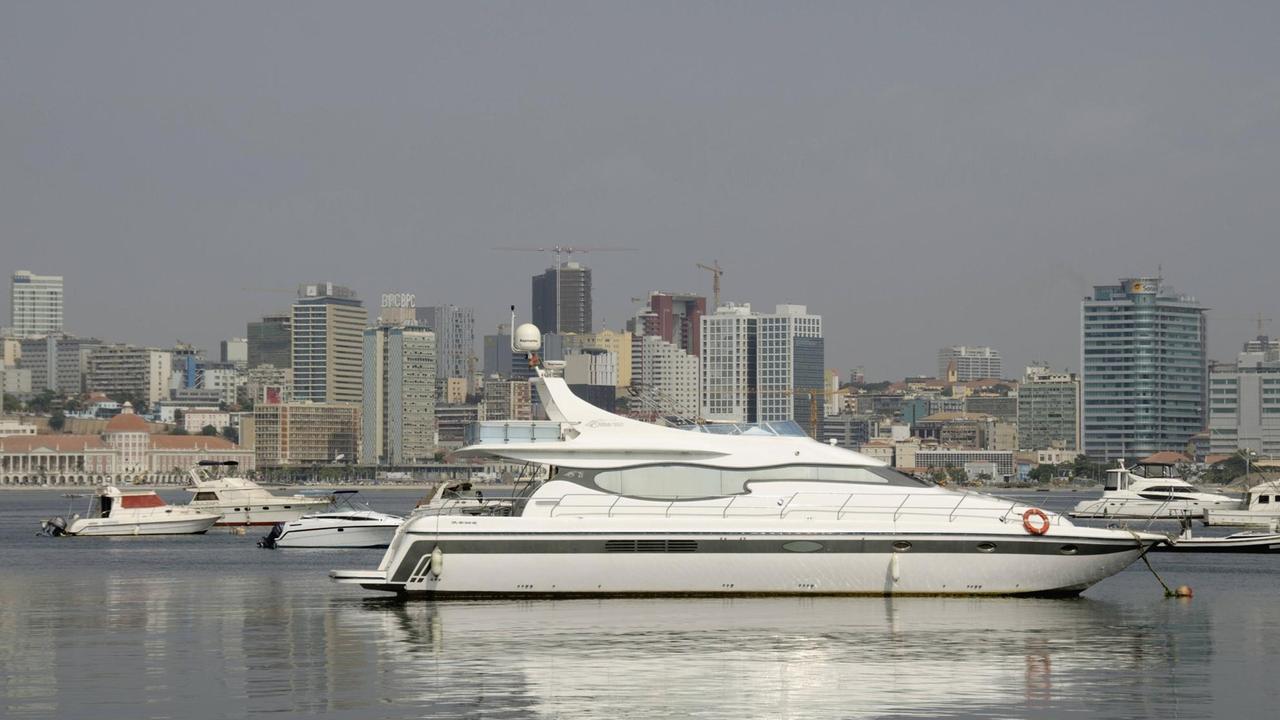 Luxusjacht vor Anker in Luanda, im Hintergrund das Stadtpanorama (Angola).