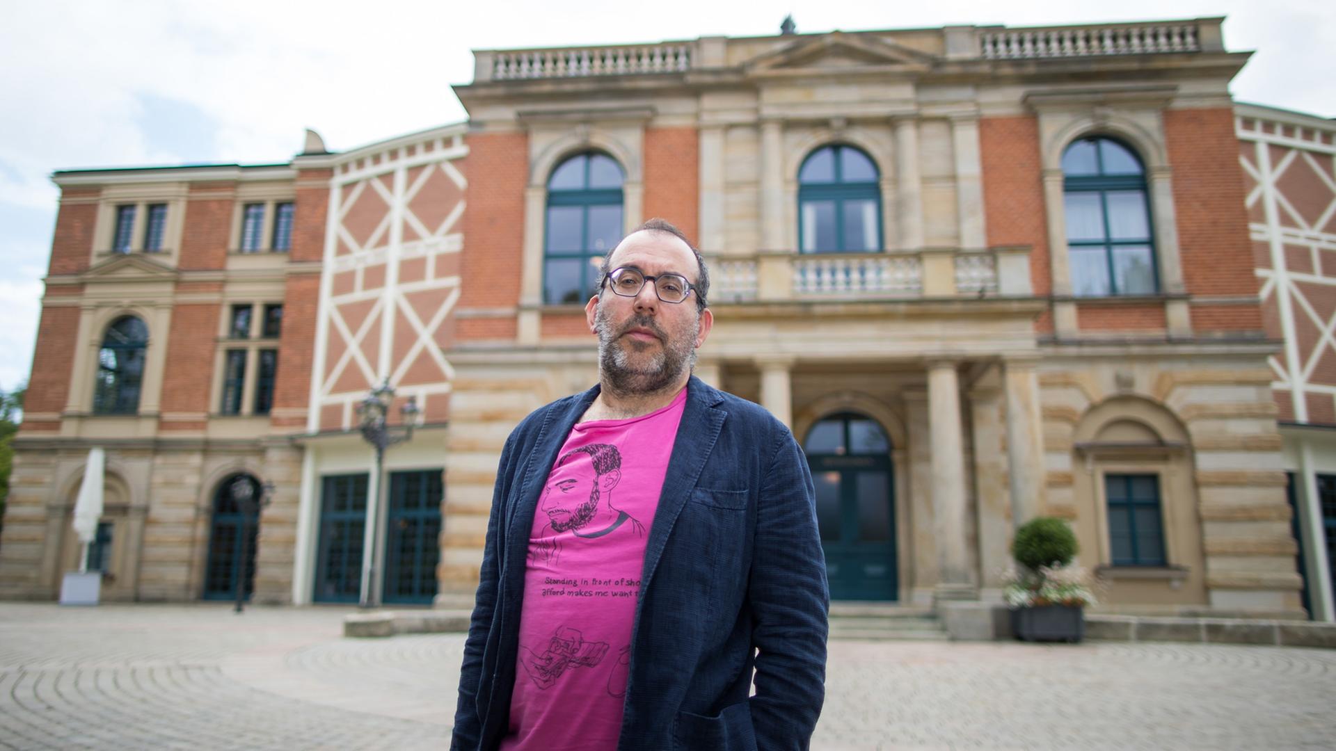 Barrie Kosky vor dem Festspielhaus Bayreuth Barrie Kosky vor dem Festspielhaus Bayreuth