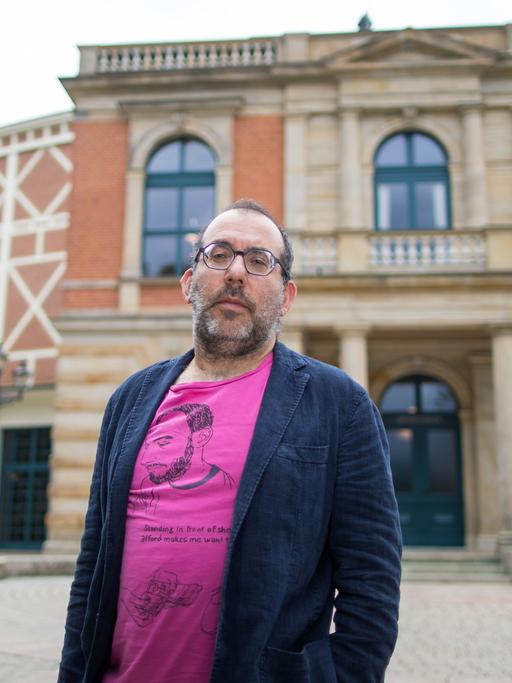 Barrie Kosky vor dem Festspielhaus Bayreuth