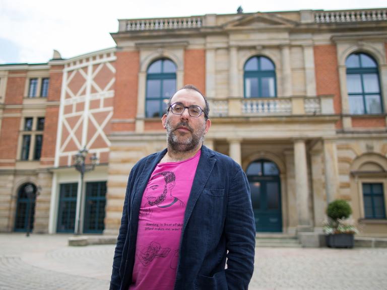 Barrie Kosky vor dem Festspielhaus Bayreuth