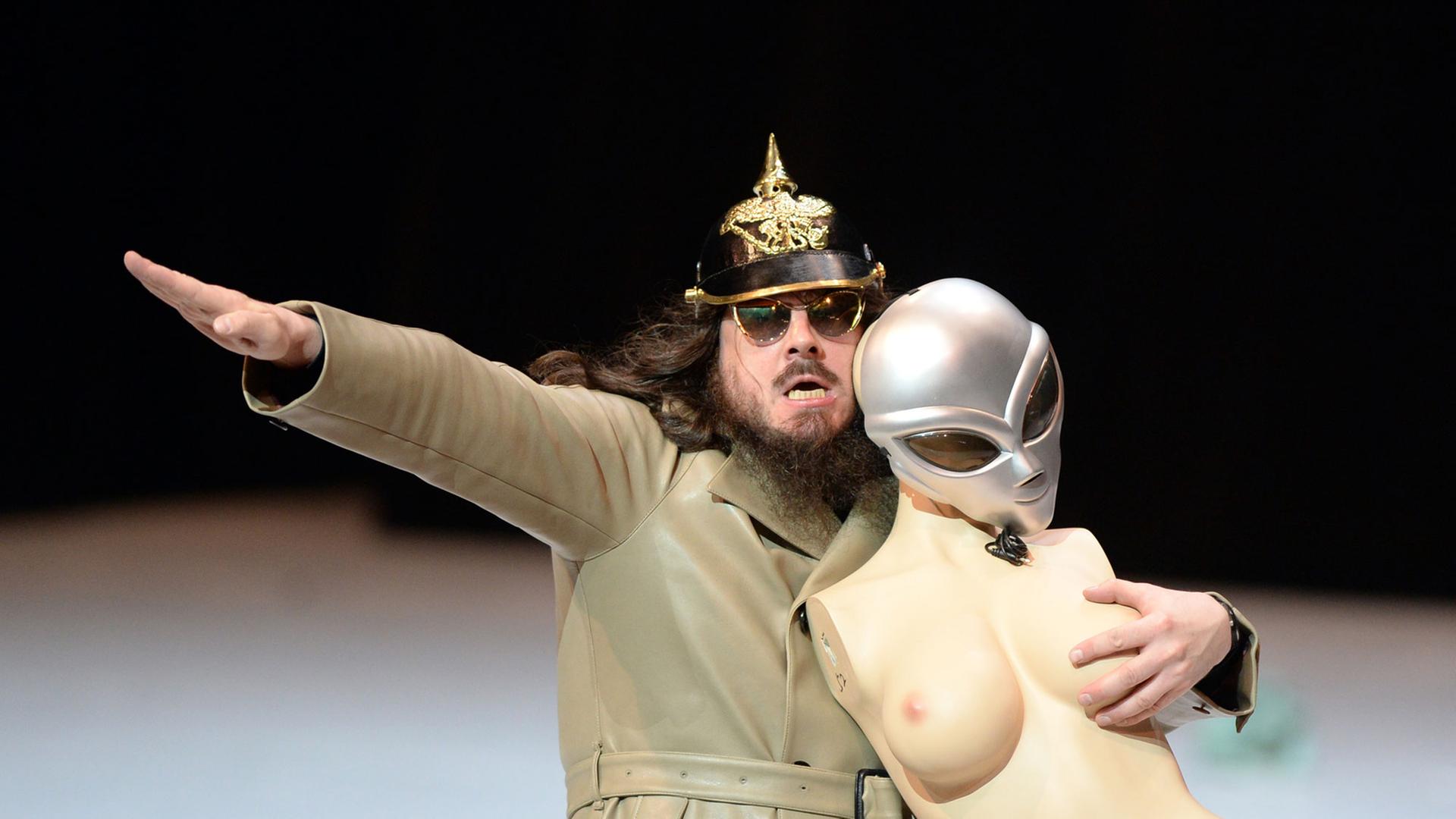 Der Künstler Jonathan Meese führt am 26.06.2013 im Nationaltheater Mannheim (Baden-Württemberg) das Stück "Generaltanz den Erzschiller" auf. Die Performance ist Teil der 17. Internationalen Schillertage. Der Künstler Jonathan Meese führt am 26.06.2013 im Nationaltheater Mannheim (Baden-Württemberg) das Stück "Generaltanz den Erzschiller" auf. Die Performance ist Teil der 17. Internationalen Schillertage.