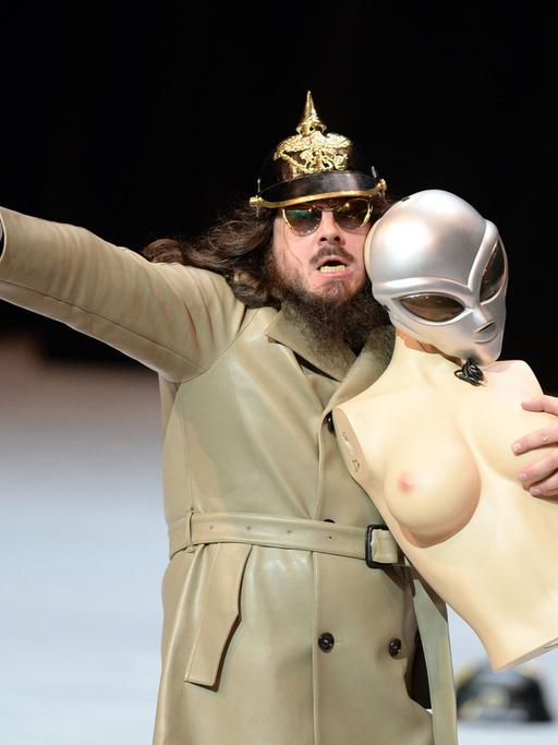Der Künstler Jonathan Meese führt am 26.06.2013 im Nationaltheater Mannheim (Baden-Württemberg) das Stück "Generaltanz den Erzschiller" auf. Die Performance ist Teil der 17. Internationalen Schillertage.
