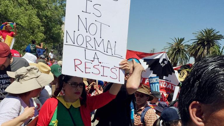 Demonstration gegen die Klimapolitik von US-Präsident Donald Trump. Demonstranten tragen eine Schild mit der Aufschrift "Das ist nicht normal. LA wehrt sich". Demonstration gegen die Klimapolitik von US-Präsident Donald Trump. Demonstranten tragen eine Schild mit der Aufschrift "Das ist nicht normal. LA wehrt sich".