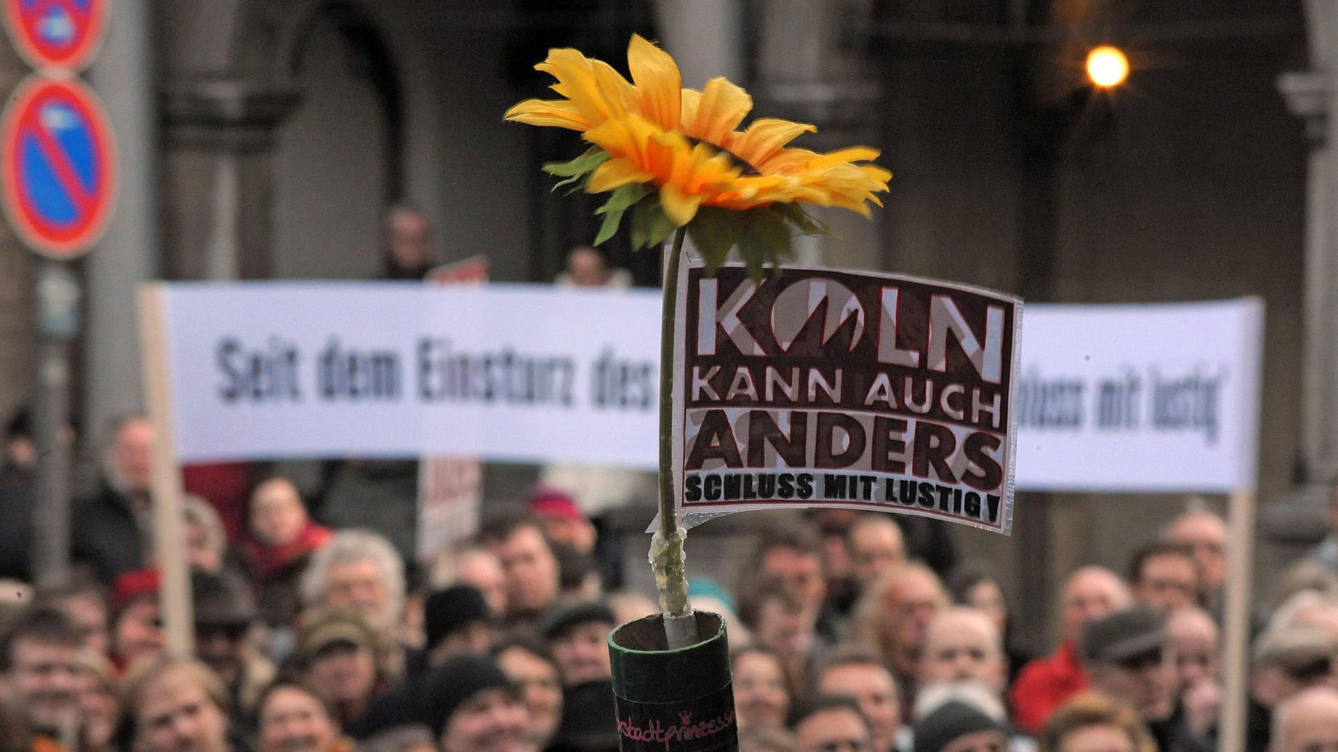 Kölner Bürger und Künstler demonstrieren am 3.3.2010 ein Jahr nach dem Einsturz des Stadtarchivs gegen den Pfusch beim U-Bahn-Bau.