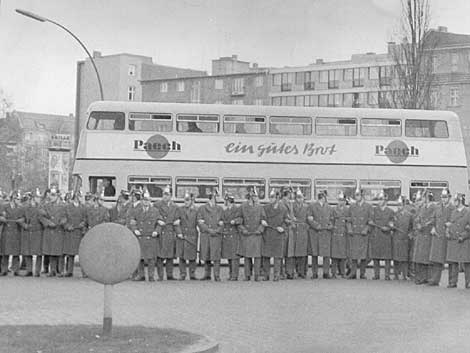 Polizeikette am Olivaer Platz in Berlin, Ostern 1968 Polizeikette am Olivaer Platz in Berlin, Ostern 1968