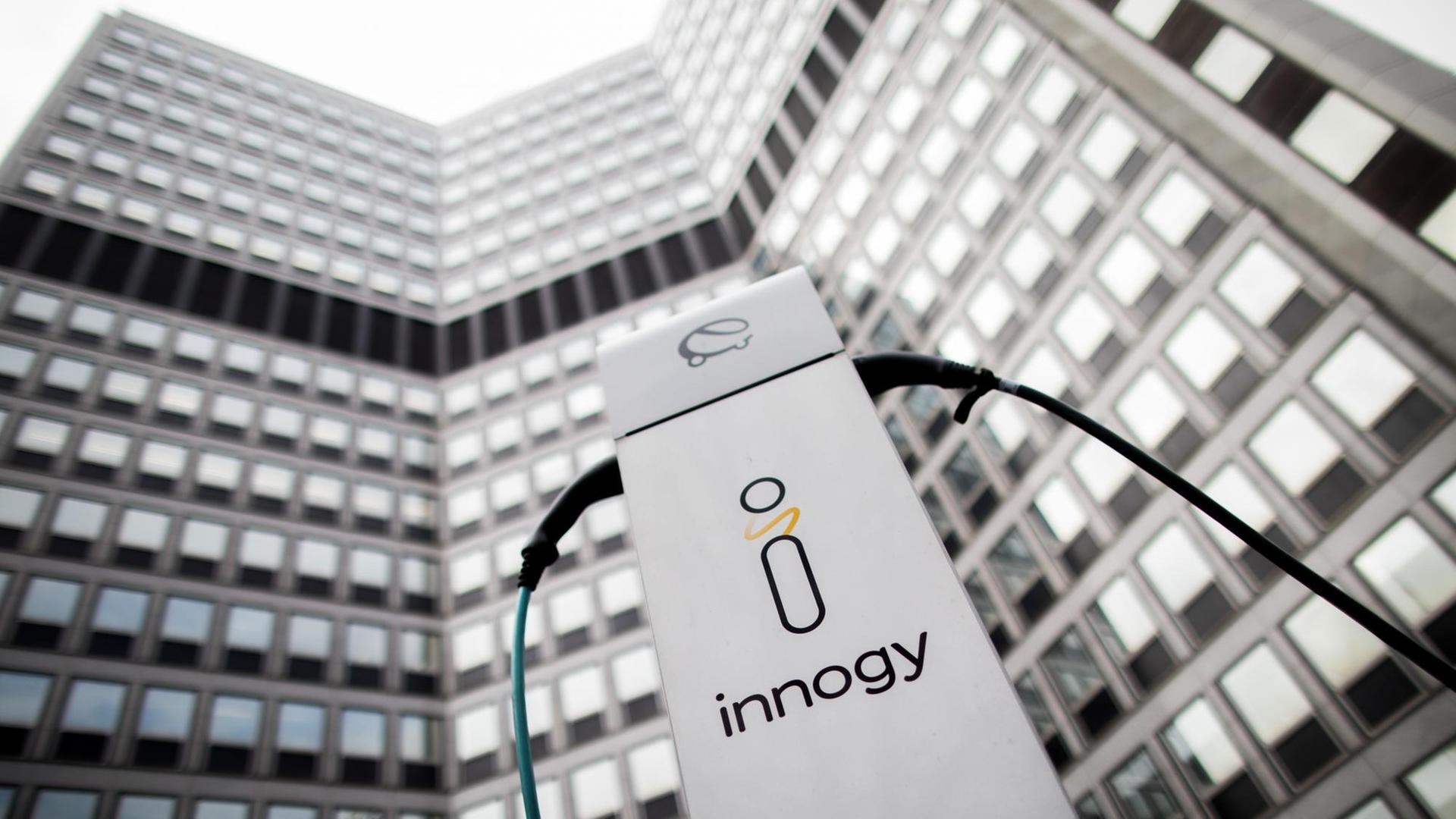 12.03.2018, Nordrhein-Westfalen, Essen: Eine Ladestation für Elektroautos von Innogy steht vor der Zentrale von RWE 12.03.2018, Nordrhein-Westfalen, Essen: Eine Ladestation für Elektroautos von Innogy steht vor der Zentrale von RWE