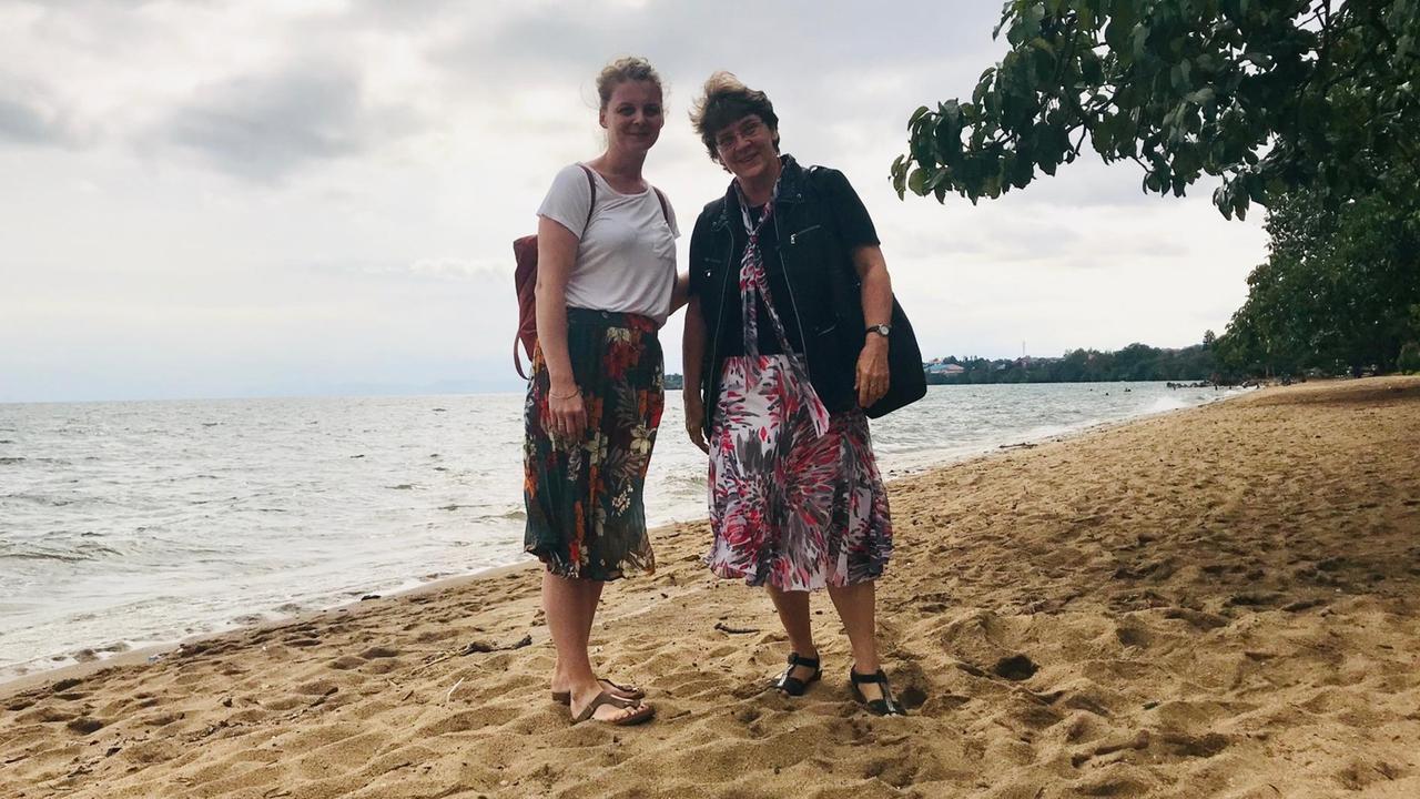 Ingrid Janisch und Birgit Raddatz an einem Ufer. Ingrid Janisch und Birgit Raddatz an einem Ufer.