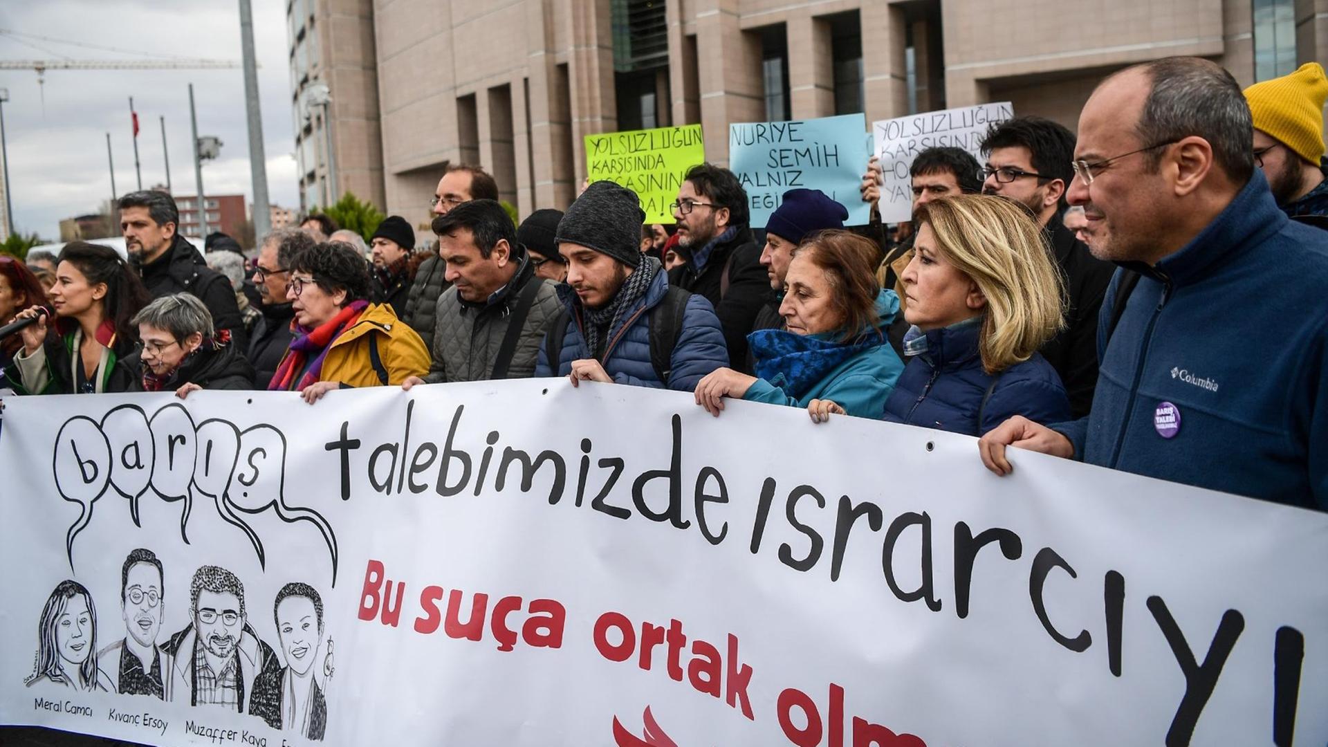 Demonstranten am 5.12.2017 in Istanbul, Türkei, vor dem Gerichtsgebäude, um eine Gruppe von Akademikern vor Gericht zu unterstützen