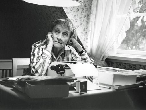 Die schwedische Kinderbuch-Autorin Astrid Lindgren in ihrem Landhaus in Furusund in Schweden im Sommer 1987.
