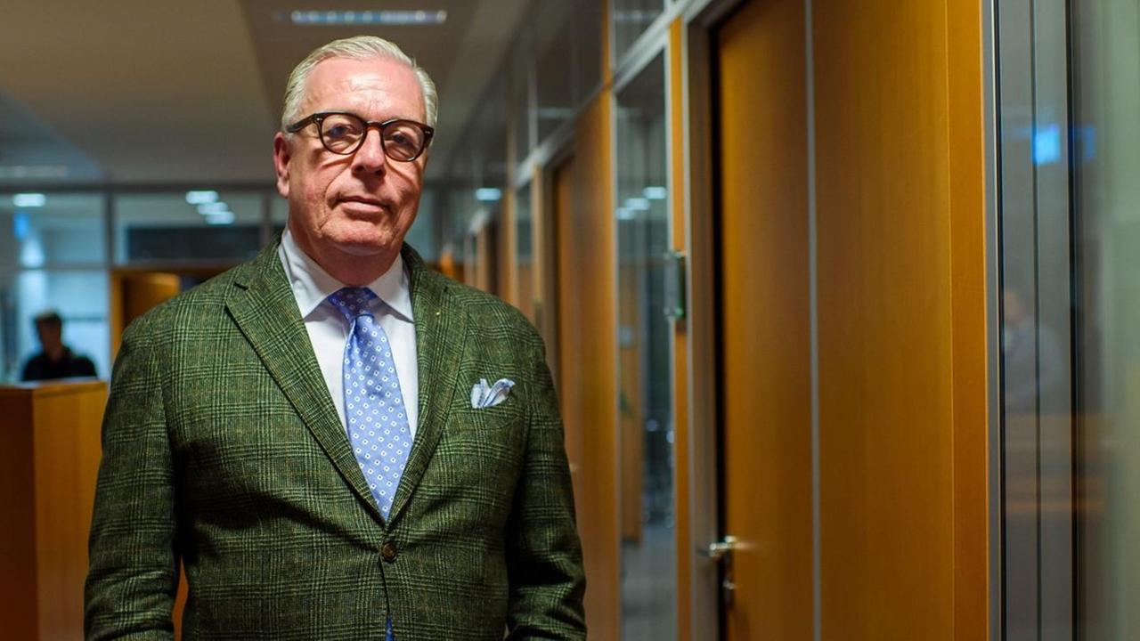 Klaus Reinhardt, Präsident der Bundesärztekammer und Facharzt für Allgemeinmedizin, steht in einem Flur im Hauptsitz der Bundesärztekammer in Berlin. Klaus Reinhardt, Präsident der Bundesärztekammer und Facharzt für Allgemeinmedizin, steht in einem Flur im Hauptsitz der Bundesärztekammer in Berlin.