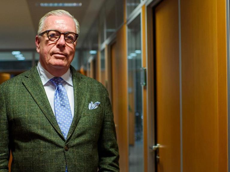 Klaus Reinhardt, Präsident der Bundesärztekammer und Facharzt für Allgemeinmedizin, steht in einem Flur im Hauptsitz der Bundesärztekammer in Berlin.