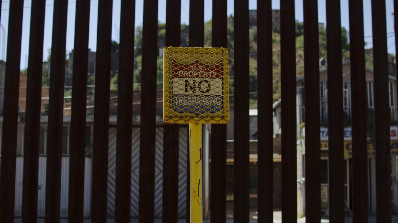 Der Grenzzaun zwischen dem US-Bundesstaat Arizona und dem mexikanischen Sonora. Der Grenzzaun zwischen dem US-Bundesstaat Arizona und dem mexikanischen Sonora.