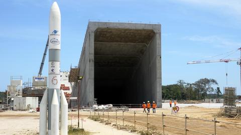 19.10.2018, Frankreich, Kourou: Das Bild zeigt die Baustelle für die Startanlage der neuen Trägerrakete Ariane 6 auf dem Weltraumbahnhof Kourou in Französisch-Guayana. Die Ariane 6 soll am 16. Juli 2020 erstmals ins Weltall starten.