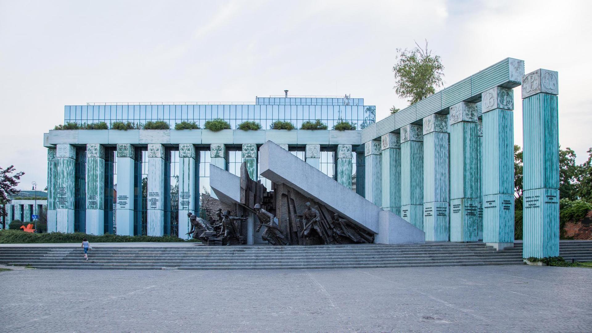 Der Oberste Gerichtshof in Warschau im Vordergrund das Denkmal des Warschauer Aufstandes am Krasiński-Platz Der Oberste Gerichtshof in Warschau im Vordergrund das Denkmal des Warschauer Aufstandes am Krasiński-Platz