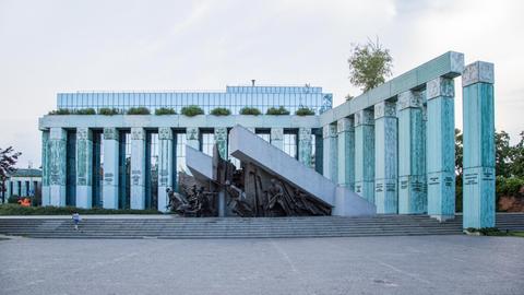 Der Oberste Gerichtshof in Warschau im Vordergrund das Denkmal des Warschauer Aufstandes am Krasiński-Platz