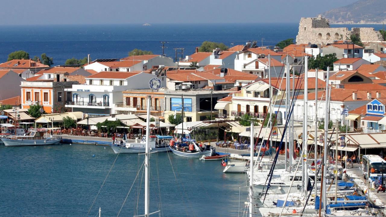Blick auf den Hafen von Pythagorion auf der griechischen Insel Samos