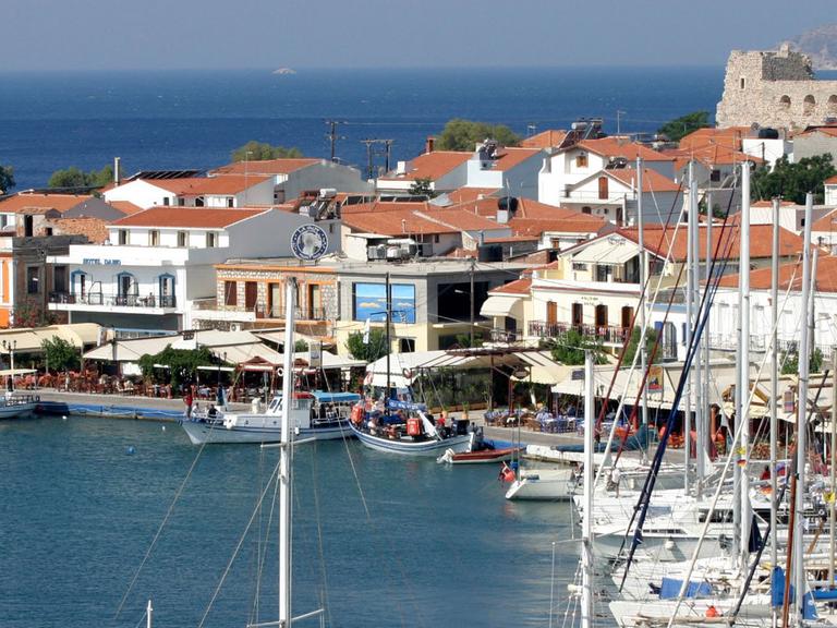 Blick auf den Hafen von Pythagorion auf der griechischen Insel Samos