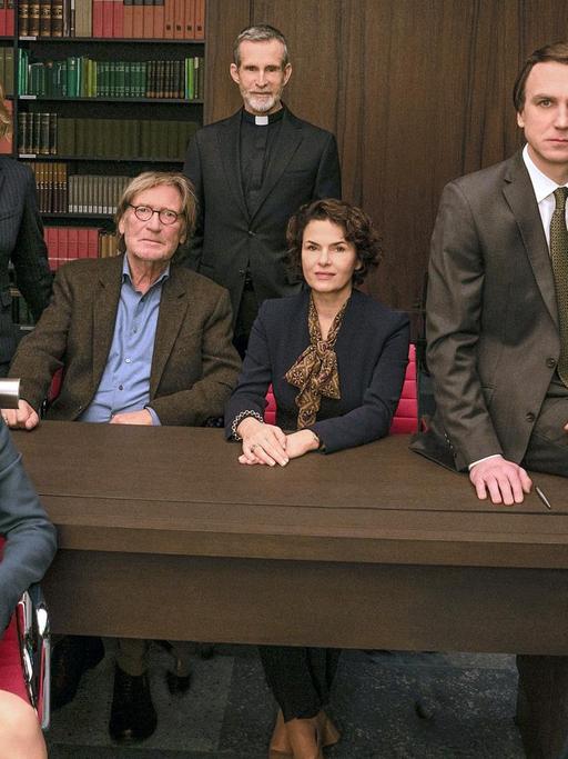 Die Darstellerinnen und Darsteller des Films "Gott" sitzen um einen Tisch herum.