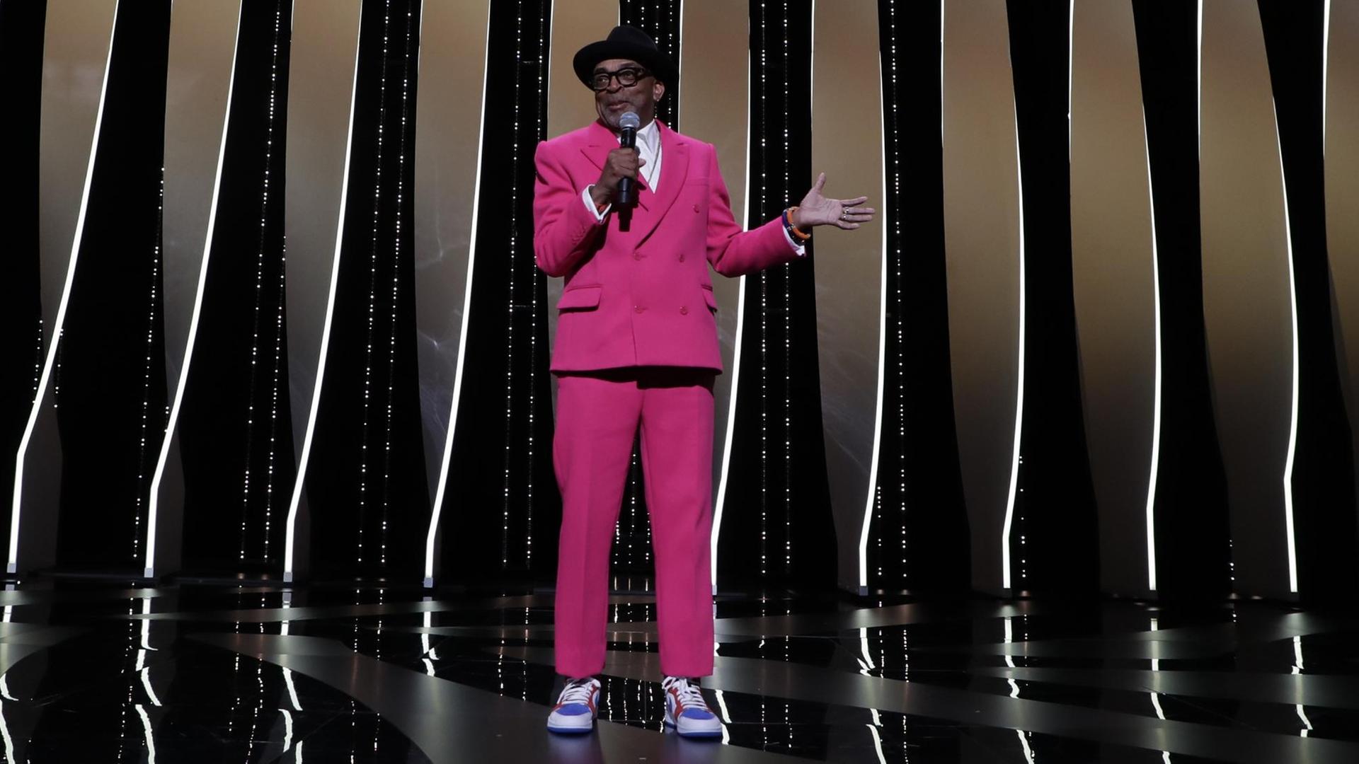 Spike Lee steht auf einer Bühne Spike Lee steht auf einer Bühne