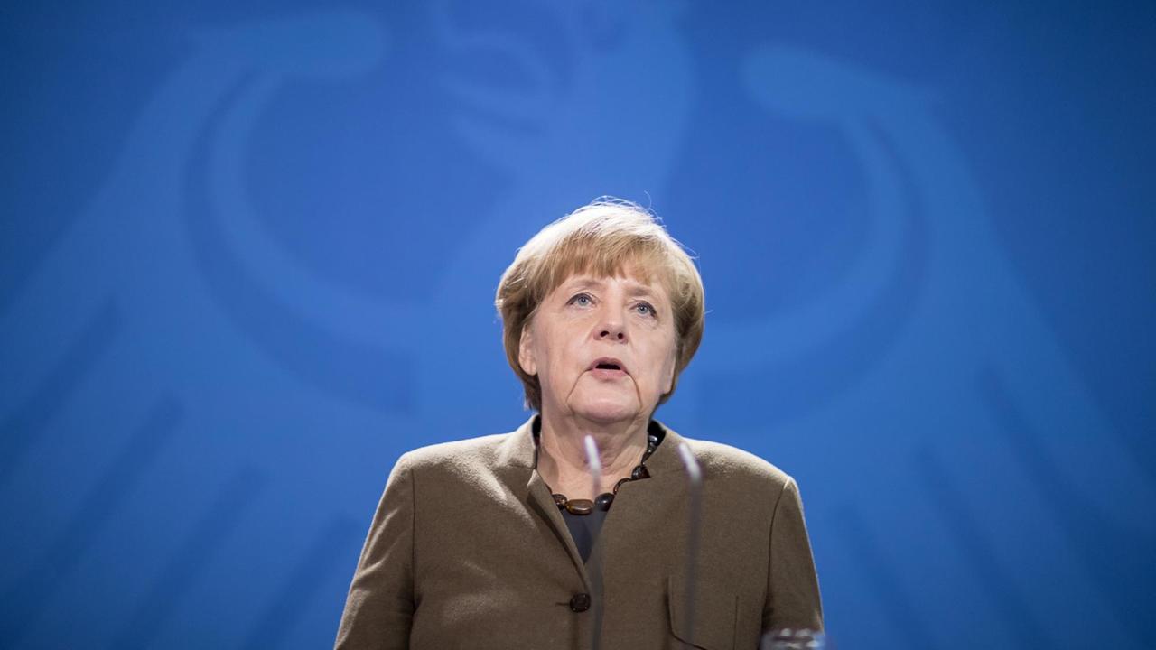 Bundeskanzlerin Merkel gibt in Berlin eine Stellungnahme zum Tod des mutmaßlichen Berlin-Attentäters Amri ab. Bundeskanzlerin Merkel gibt in Berlin eine Stellungnahme zum Tod des mutmaßlichen Berlin-Attentäters Amri ab.