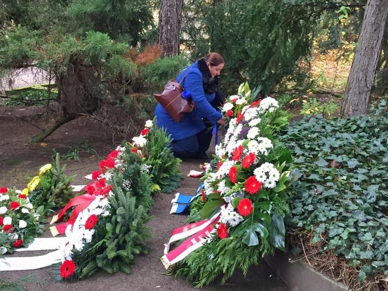 Die AfD-Politikerin Corinna Herold legt auf dem Jüdischen Friedhof in Erfurt ein Blumengebinde zum Gedenken an die Toten der Pogromnacht am 9. November 1938 ab.