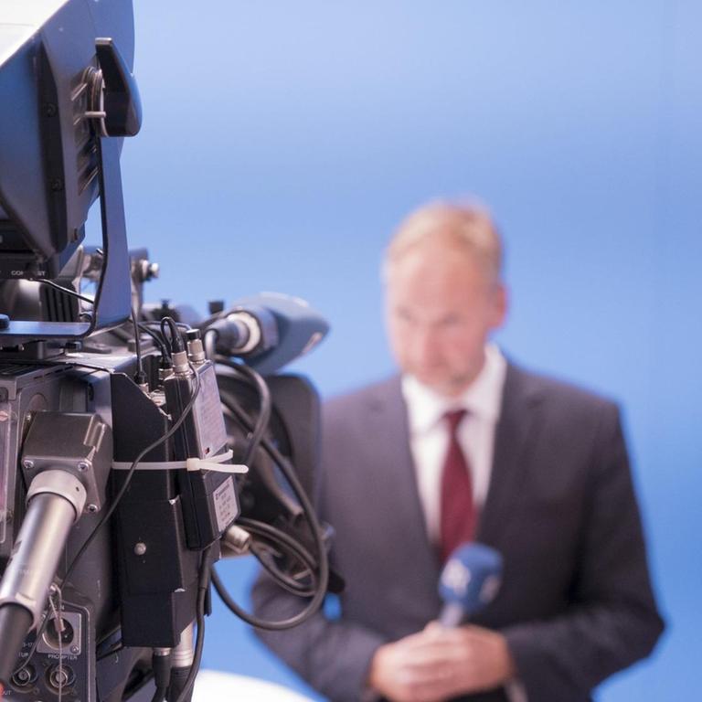 Ein Kameramann filmt einen Mann mit Mikrofon