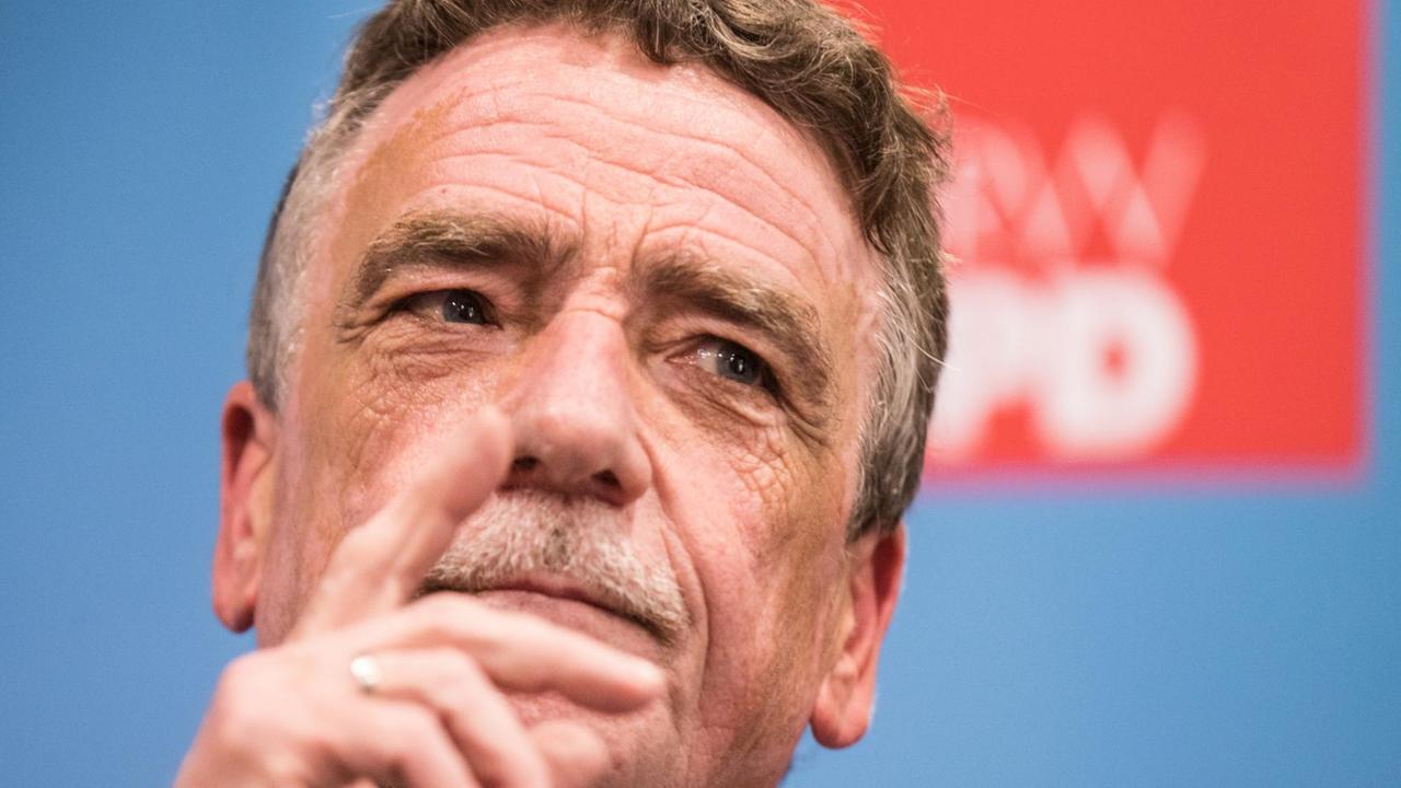 ARCHIV - Der Landesvorsitzende der SPD, Michael Groschek, spricht am 25.09.2017 in Düsseldorf (Nordrhein-Westfalen) bei einem Pressestatement. Der nordrhein-westfälische SPD-Chef Michael Groschek will im größten Landesverband der Partei uneingeschränkt für die Aufnahme von Koalitionsvereinhandlungen mit der Union werben. ARCHIV - Der Landesvorsitzende der SPD, Michael Groschek, spricht am 25.09.2017 in Düsseldorf (Nordrhein-Westfalen) bei einem Pressestatement. Der nordrhein-westfälische SPD-Chef Michael Groschek will im größten Landesverband der Partei uneingeschränkt für die Aufnahme von Koalitionsvereinhandlungen mit der Union werben.