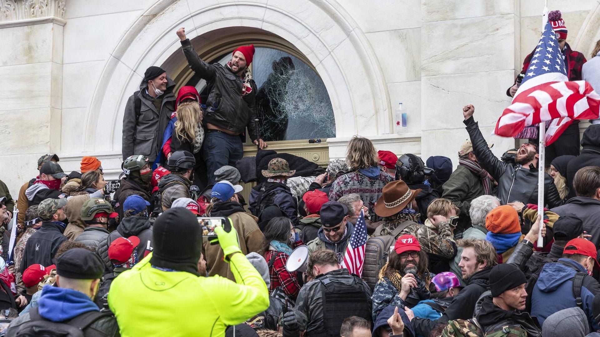 Das Foto zeigt Anhängerinnen und Anhänger von Präsident Trump vor dem Parlament. Das Foto zeigt Anhängerinnen und Anhänger von Präsident Trump vor dem Parlament.