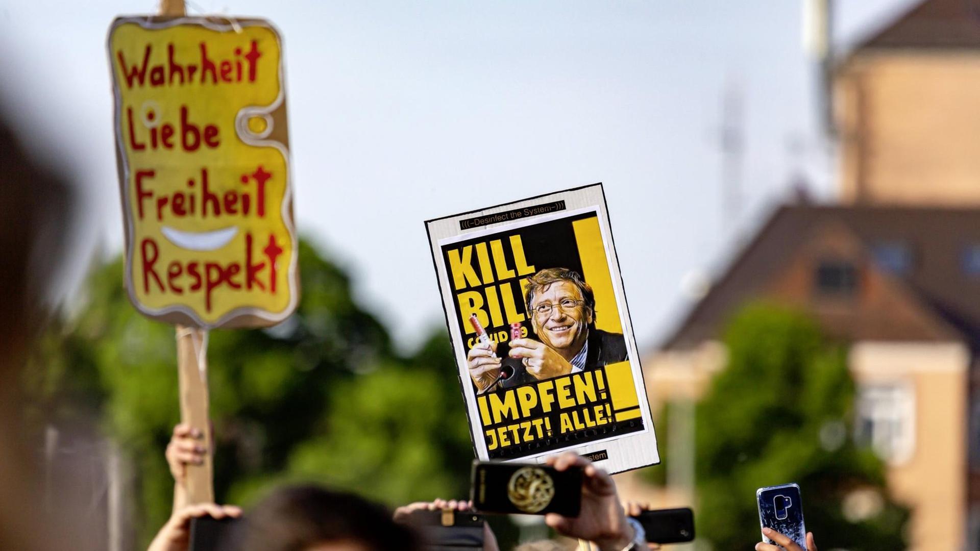 Demoplakate mit den Aufschriften „Wahrheit, Liebe, Freiheit, Respekt“ und „Kill Bill – COVID 19 – Impfen! Jetzt! Alle!" Demoplakate mit den Aufschriften „Wahrheit, Liebe, Freiheit, Respekt“ und „Kill Bill – COVID 19 – Impfen! Jetzt! Alle!"