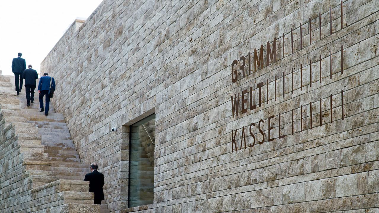 Besucher der Grimmwelt Kassel gehen bei der Eröffnung über eine Treppe auf die Dachterrasse des Ausstellungshauses. Besucher der Grimmwelt Kassel gehen bei der Eröffnung über eine Treppe auf die Dachterrasse des Ausstellungshauses.