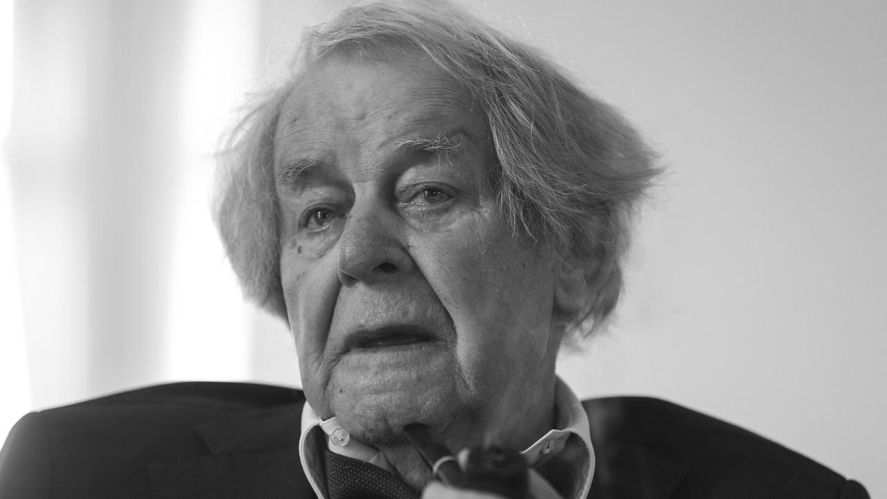 Der Schrifsteller Siegfried Lenz am 18.02.2014 in Hamburg im Gästehaus des Hamburger Senats. Der Schrifsteller Siegfried Lenz am 18.02.2014 in Hamburg im Gästehaus des Hamburger Senats.