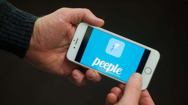 Die Startseite der App "Peeple" ist am 07.10.2015 in Berlin auf dem Display eines iPhone 6 zu sehen.