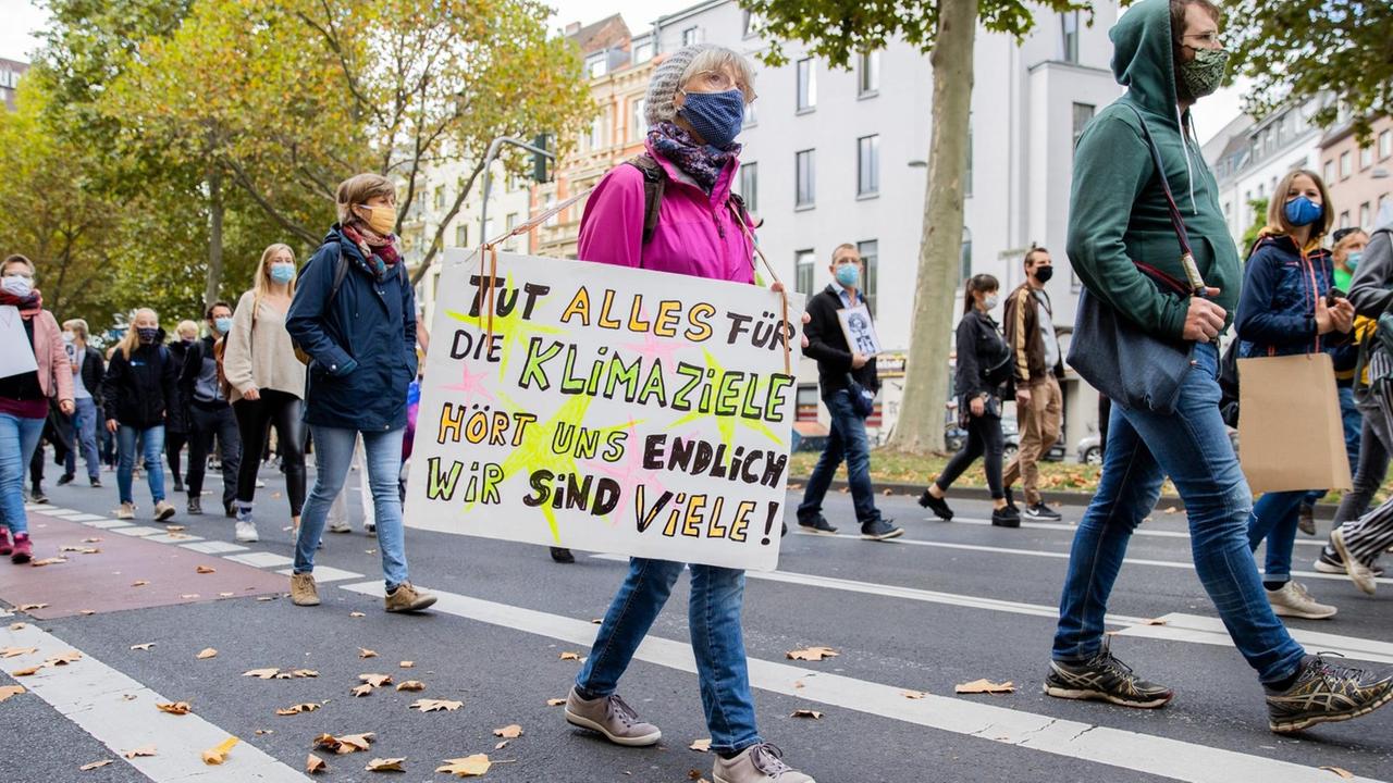 Aktivisten gehen beim sechsten globalen Klimastreik von Fridays for Future (FFF) über die Kölner Ringe und halten ein Plakat mit der Aufschrift "Tut alles für die Klimaziele hört uns endlich wir sind viele". Die Klimabewegung Fridays for Future hat zum weltweiten Aktionstag aufgerufen, nachdem die Proteste monatelang hauptsächlich im Internet stattgefunden hatten. Aktivisten gehen beim sechsten globalen Klimastreik von Fridays for Future (FFF) über die Kölner Ringe und halten ein Plakat mit der Aufschrift "Tut alles für die Klimaziele hört uns endlich wir sind viele". Die Klimabewegung Fridays for Future hat zum weltweiten Aktionstag aufgerufen, nachdem die Proteste monatelang hauptsächlich im Internet stattgefunden hatten.
